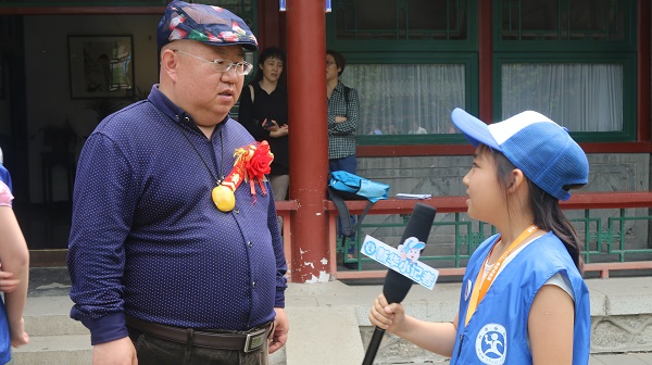 图为新华小记者体验采访美丽乡村北京新闻采编中心主任同文立.JPG