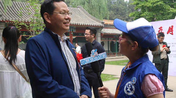 图为新华小记者体验采访中国国画研究院副院长王巨亭.JPG