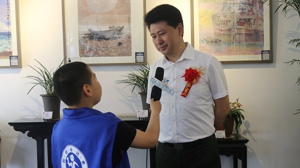 图为新华小记者体验采访中国海洋画研究院常务副院长李冬.JPG