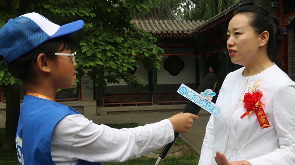 图为新华小记者体验采访中国名家画院院长助理韩一.JPG