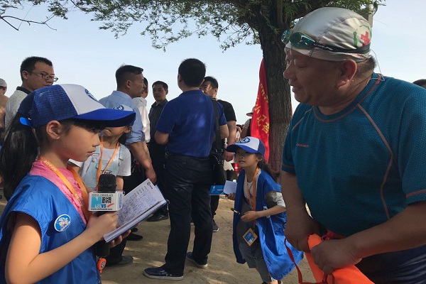图为：新华小记者体验采访市红十字会水上救援队员.jpg