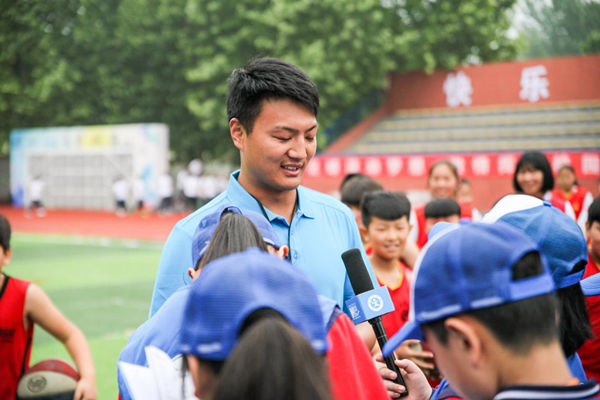 图片为新华小记者体验采访体育老师梁玉斌.png