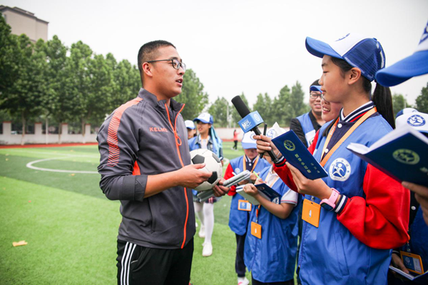 图片为新华小记者体验采访体育老师王可.png