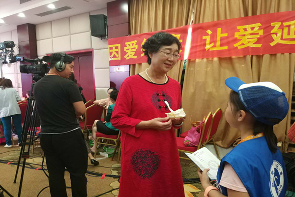 图为新华小记者体验采访失独妈妈代表.png