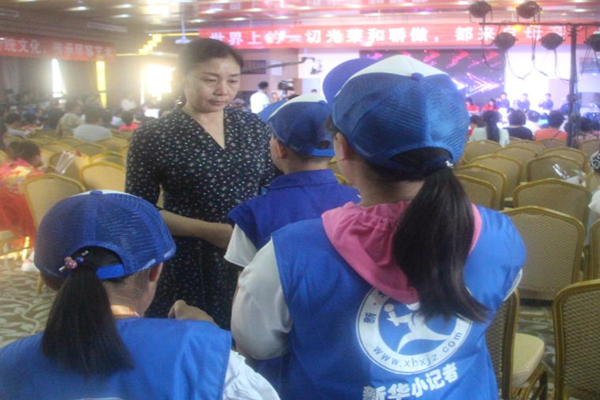 1526453571352989.png 图片为新华小记者体验采访关秀古筝艺术学校校长关秀.png