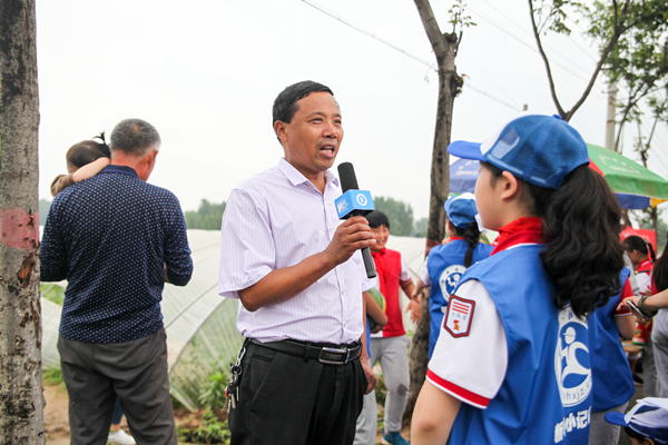 图片为新华小记者体验采访建设路小学党部支部副书记赫书林.png