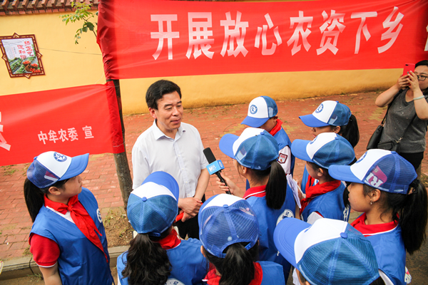 图片为新华小记者体验采访中牟县政府党组成员杨书立.png