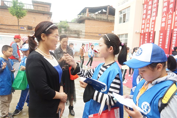图四为新华小记者体验采访邓州市聋哑学校政教处主任尚丽.JPG
