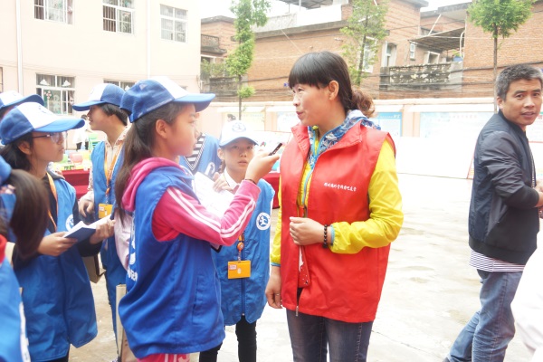 图五为 新华小记者体验采访邓州市编外雷锋团志愿者.JPG