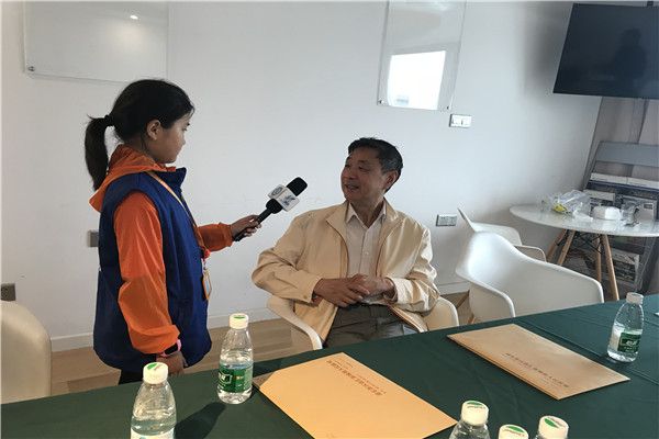 图为采访上海市体育总会副主席李伟听.jpg