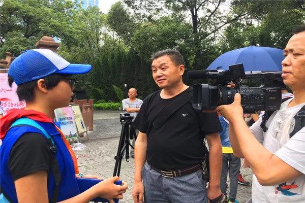 9，新华小记者陈嘉怡接受SCTV-4频道的记者采访，就此次活动给自己带来的收获以及感受做了详细的解答。.jpg