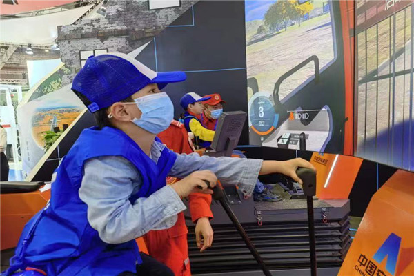 图为小记者在中国安能展区装备模拟体验区体验.jpg