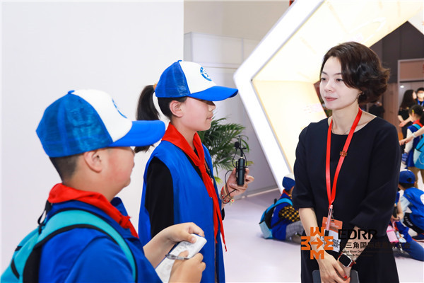 图为小记者采访上海市国际贸易促进委员会国际展览部部长白沁沁.jpg
