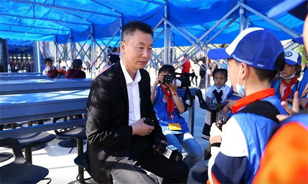 新华小记者公奕凯采访中央电视台驻上海记者李炯.jpg