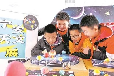 2山东青岛宁安路小学学生在课后服务时间了解星系。.jpg