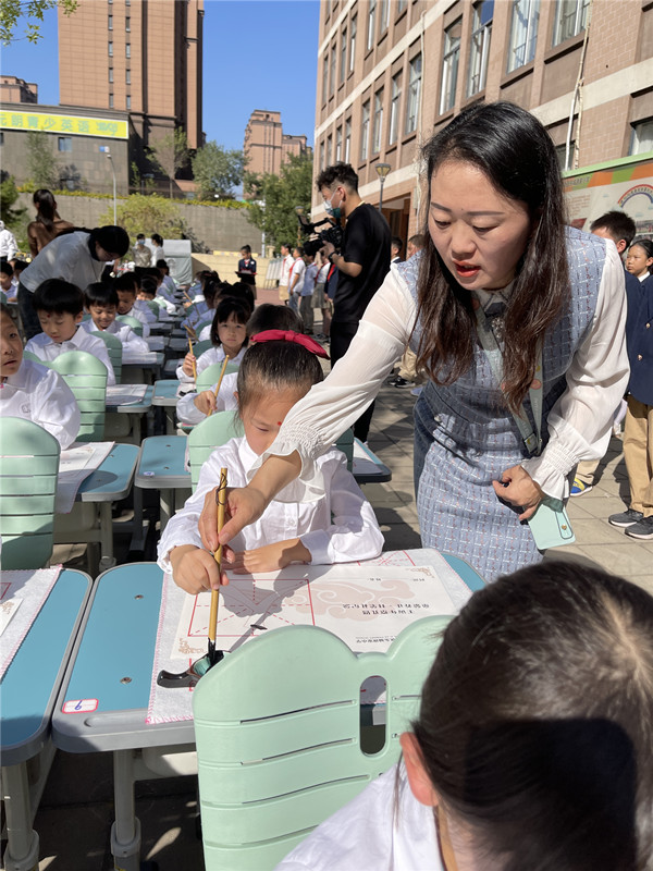 2 班主任老师教孩子们写“人”字_副本.jpg